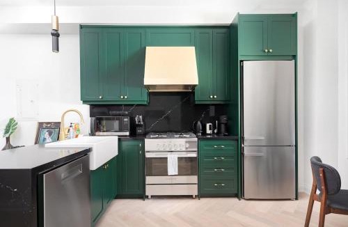 Parkdale Apartment | Chic 2BR 2BA Urban Escape Modern Comfort