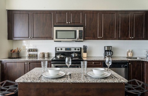 Fort York Condo | Chic 2BR+D Condo w/Lake & CN Tower Views + Parking