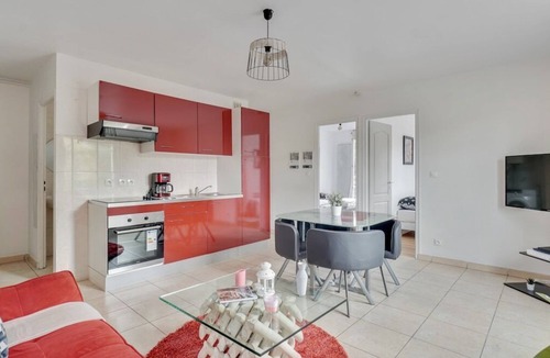 Aubervilliers Apartment | Chic apart with parking near Paris