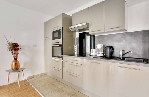 Universite Apartment | Chic apart with parking near Paris