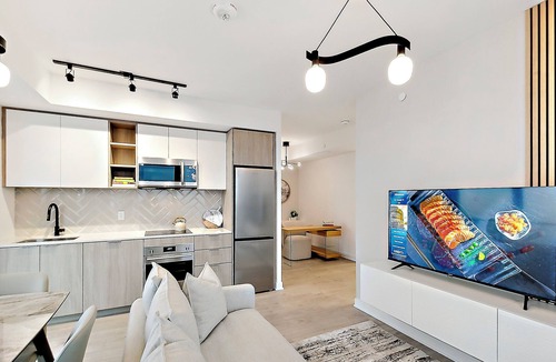 Islington - City Centre West Condo | Chic Condo in Prime Location – Stylish Stay with Easy Access to Everything!