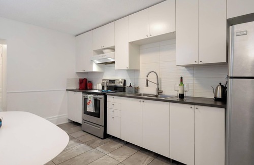 Junction Triangle House | Chic, Contemporary 4 BR home in Dream Location, short walk to major city transit