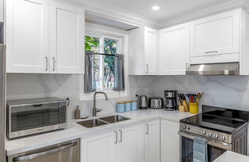 Humber Bay House | Chic & Cozy 3 BD/2 BA House w/Free Parking