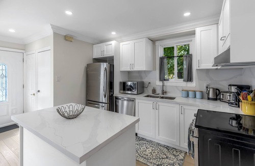 Humber Bay House | Chic & Cozy 3 BD/2 BA House w/Free Parking
