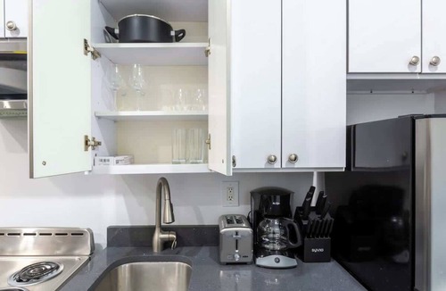 Chinatown Apartment | Chic downtown 1br Best location