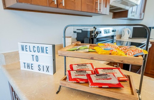 Cabbagetown South Apartment | Chic Downtown Mid-Century Home Free Parking
