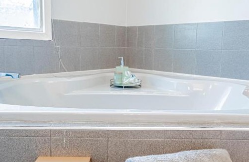 Cabbagetown South Apartment | Chic Downtown Mid-Century Home Free Parking
