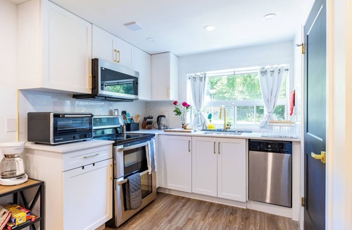 Halton Regional Municipality Apartment | Chic Hotel-Style Retreat by Toronto Premium Outlets