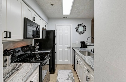 Hyde Park Condo | Chic Hyde Park Gem - Walk to Hyde Park Village!