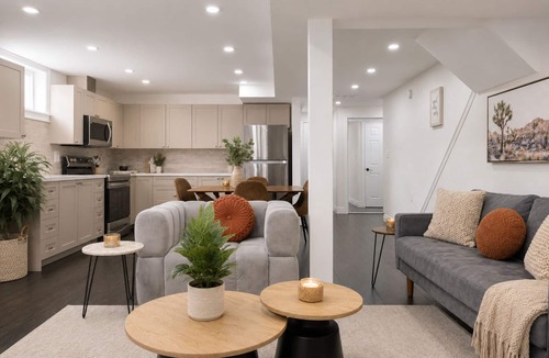 Newmarket House | Chic Spacious 2BR Home Near Yonge St
