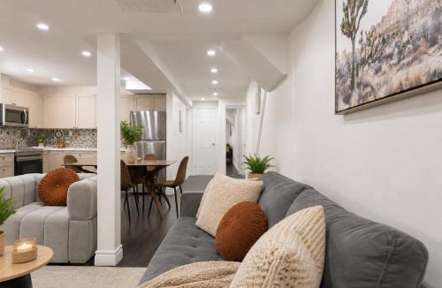 Newmarket House | Chic & Spacious 2BR Home Near Yonge St