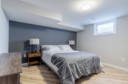 Oro-Medonte House | Chic & Spacious 6 BDR Bungalow W/Pool & Hot Tub