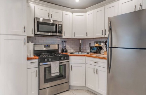 Amityville Cottage | Chic Studio Apartment, with WiFi in welcoming Amityville