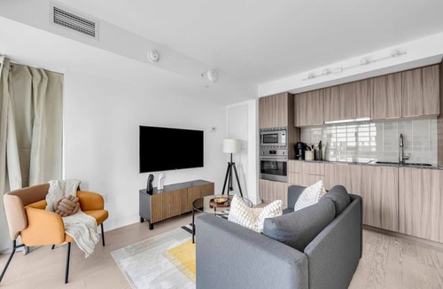 Bay Cloverhill Apartment | Chic & Stylish Condo in the Heart of Toronto