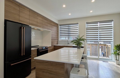 Oakville House | Chic Urban Stay in Oakville - 40mins to Toronto, walking distance to shops