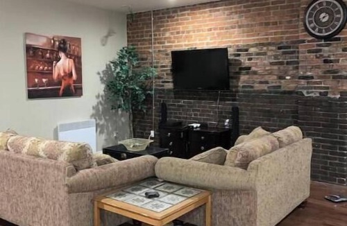 North Bay Apartment | Chicago Loft w Hot Tub