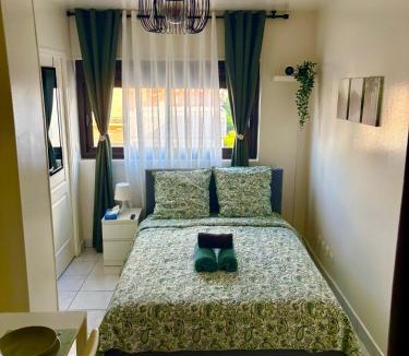 Saint-Ouen Apartment | Ciné à la maison ! Studio à 2 min du métro