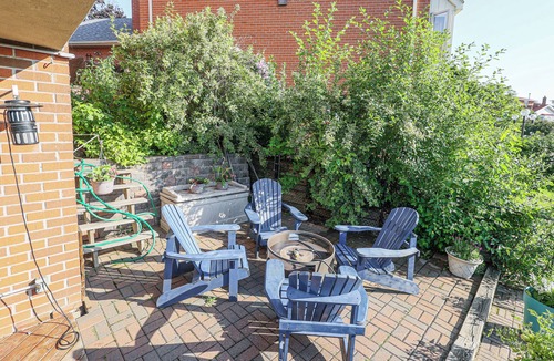 Brampton House | City Escape-Cottage by the Lake