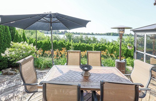 Brampton House | City Escape-Cottage by the Lake
