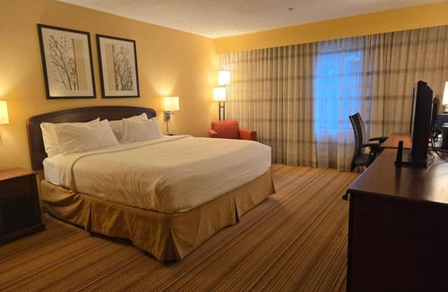 Altoona Hotel | City Explorer Hub in Altoona Near Museums, Historic Sites, & Local Landmarks