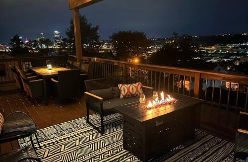 South Side Slopes House | City Skyline - Outside decks - Contemporary
