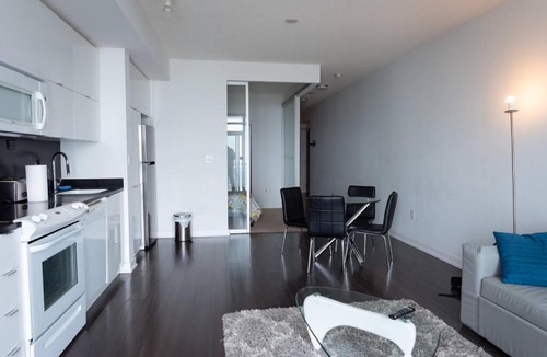 CityPlace Apartment | Classic Downtown Toronto Lakeview Condo With Free Parking