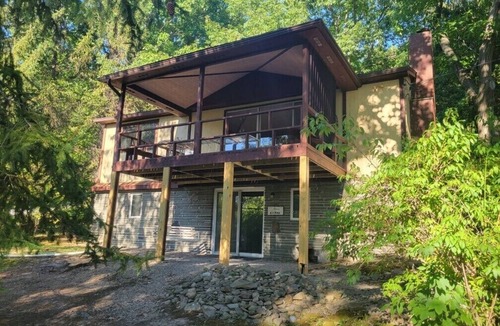 Town of Jerusalem Cottage | Classic Keuka Lake Cottage on the Bluff! Walk-in lake frontage!