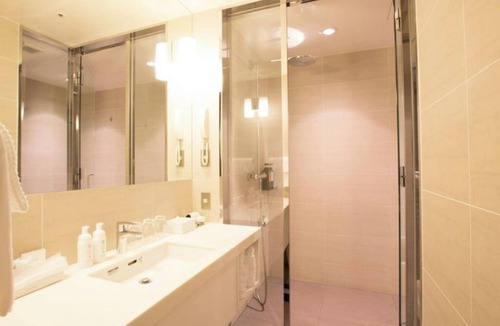 Nishiasakusa Hotel | Classy Twin hotel in welcoming Taito City with AC, fitness room, WiFi