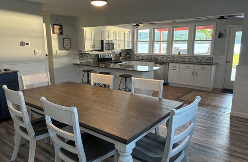 Bradford House | Clean 4-bedroom house with AC and WiFi in Bradford
