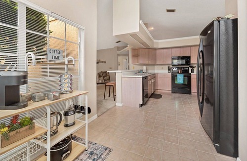 Valrico House | Clean and Cozy Family Home - 2 Kings - Coffee Bar