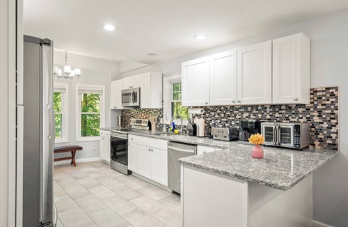 East Stroudsburg Cabin | close to skii ,hot tub, outdoor swimming pool, game room, nature, next to Creek