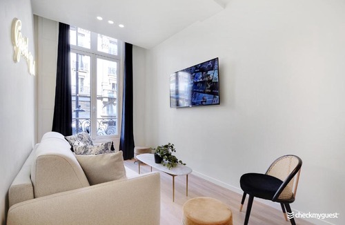Quartier Sainte-Avoye Apartment | CMG Marais - Etienne Marcel