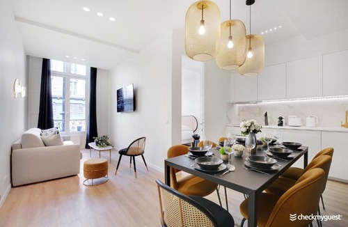 Quartier Sainte-Avoye Apartment | CMG Marais - Etienne Marcel