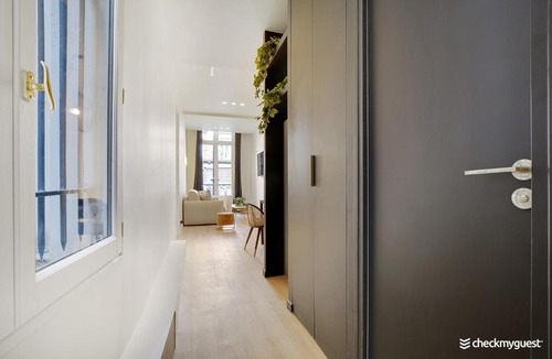 Quartier Sainte-Avoye Apartment | CMG Marais - Etienne Marcel
