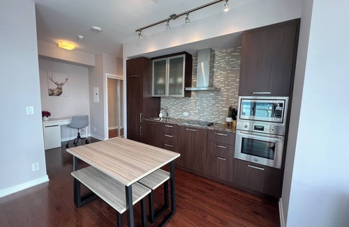 Central Waterfront Condo | CN Tower, Union & Lakeview 2BR Condo+Free Parking