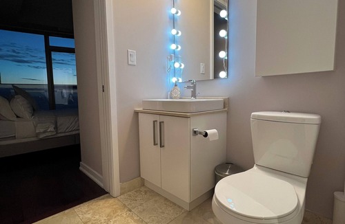 Central Waterfront Condo | CN Tower, Union & Lakeview 2BR Condo+Free Parking