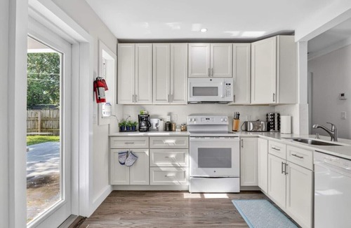 South Middle River House | Coastal 2BR | Private Yard | Near Beach & Las Olas