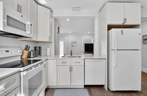 South Middle River House | Coastal 2BR | Private Yard | Near Beach & Las Olas