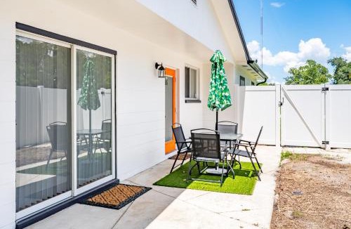 Lakeland House | Coastal Cabana in Lakeland with King Bed