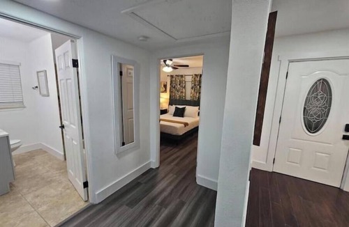 College Park House | College Park Bungalow Sleeps 20+ 2 Kitchens-Fenced
