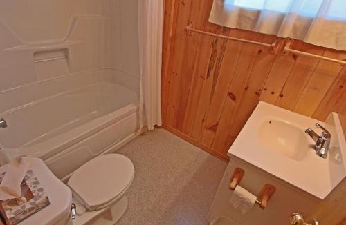 Lake of Bays Hotel | Colonial Bay Motel and Cottages