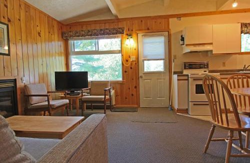 Lake of Bays Hotel | Colonial Bay Motel and Cottages