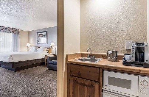 Palm Valley Hotel | Comfort and Convenience in Red Lion Goodyear Phoenix! Pet-friendly, Pool