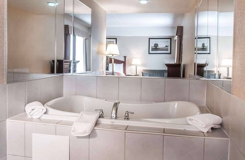 Gateway Hotel | Comfort Inn Mississauga