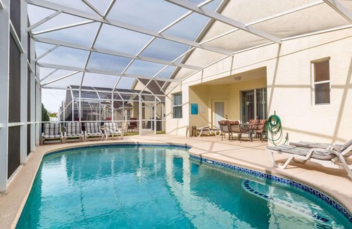 Westbury House | Comfortable 5 bedroom pool home in Westbury, sleeps 10 guests