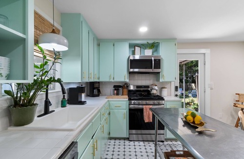 South Pensacola House | Comfortable Downtown Pensacola Stay Pet Friendly Yard Fire Pit Game Room