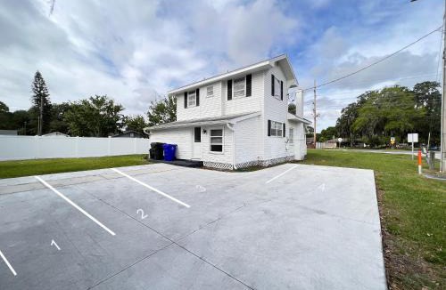 Lakeland House | Comfortable Room Rentals Outlets & Kingsky Academy