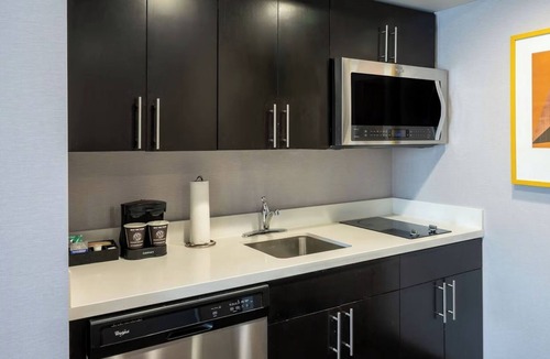 Canonsburg Hotel | Comfy 2-Queen Studio Set – Great for Friends, Family & Weekend Getaways