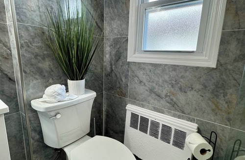 Hempstead Apartment | Comfy 4-bedroom apartment with WiFi, AC, free parking in wonderful Hempstead