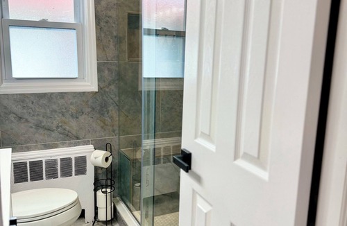 Hempstead Apartment | Comfy 4-bedroom apartment with WiFi, AC, free parking in wonderful Hempstead
